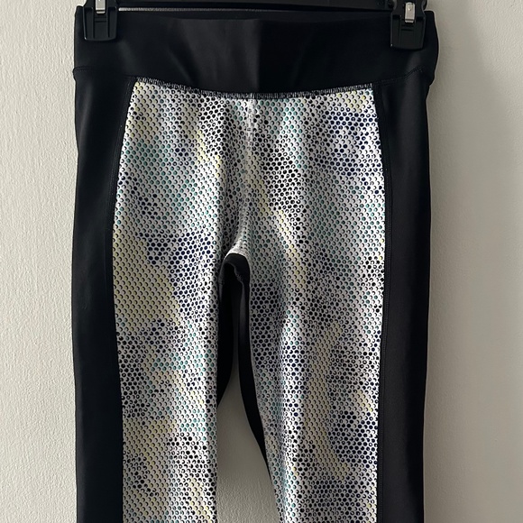Women's Heat Gear Compression Cropped Leggings - Picture 1 of 3